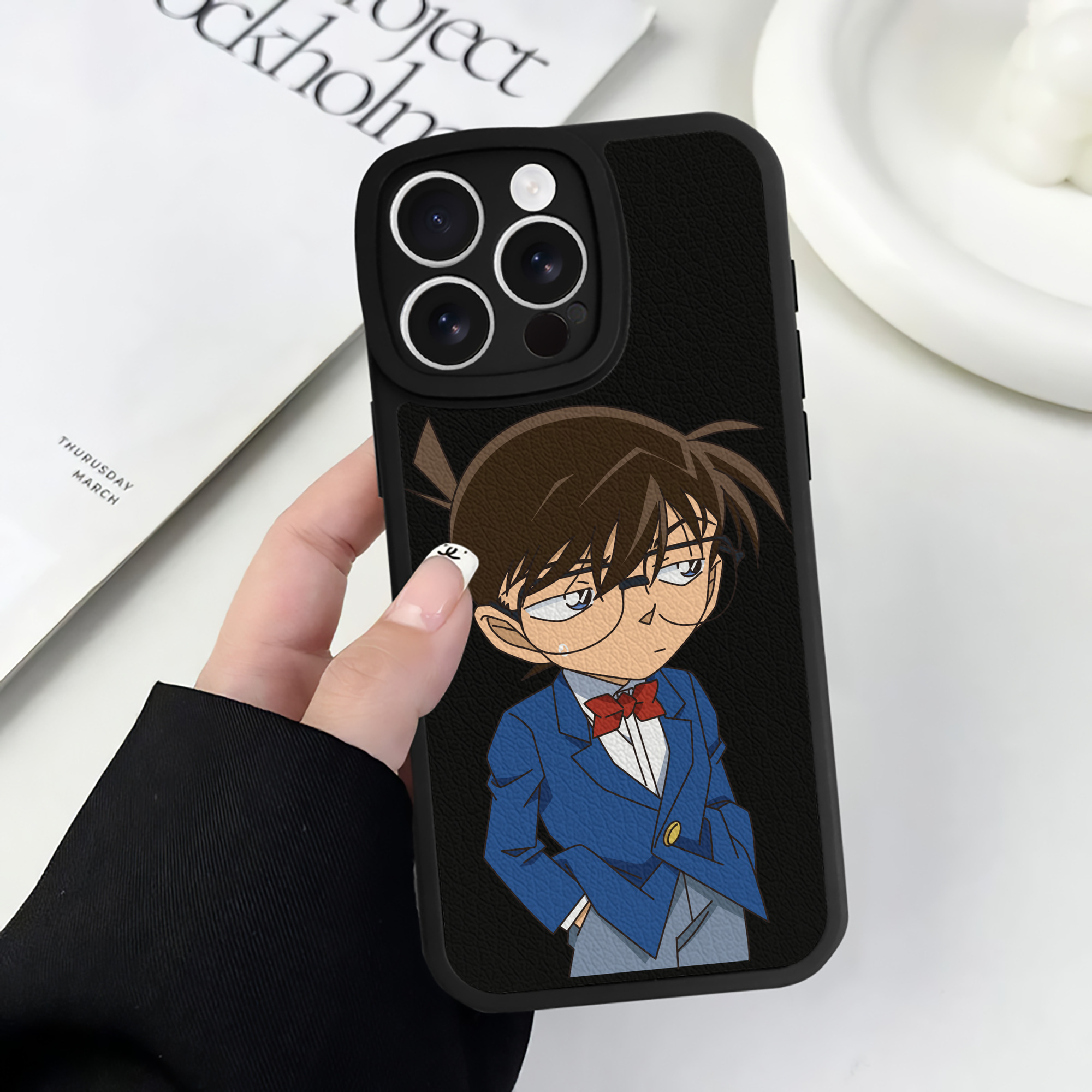 （画像用） 名探偵コナン 江戸川 コナン Detective Conan Conan Edogawa 【iPhone 16シリーズ対応】シリコンスマホケース（レザー調） 材質：シリコン